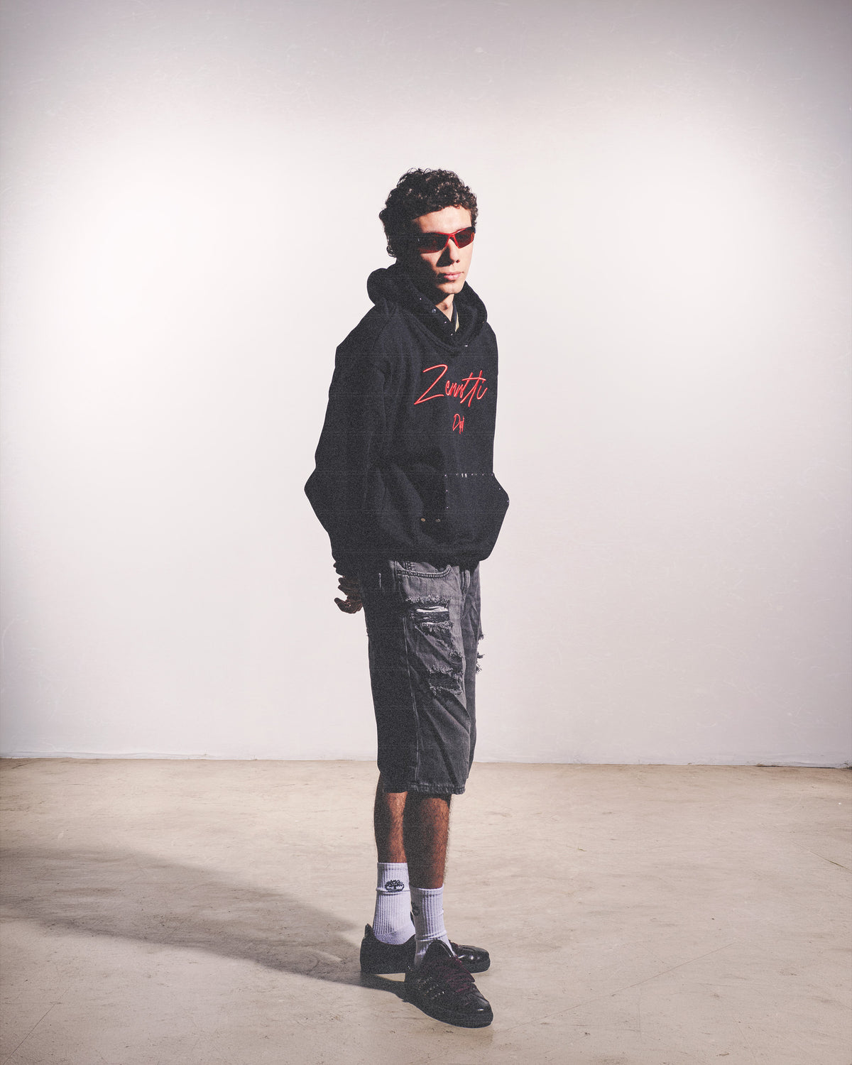 Hoodie Zennetti Dept. negro, detalle del bolsillo canguro y capucha