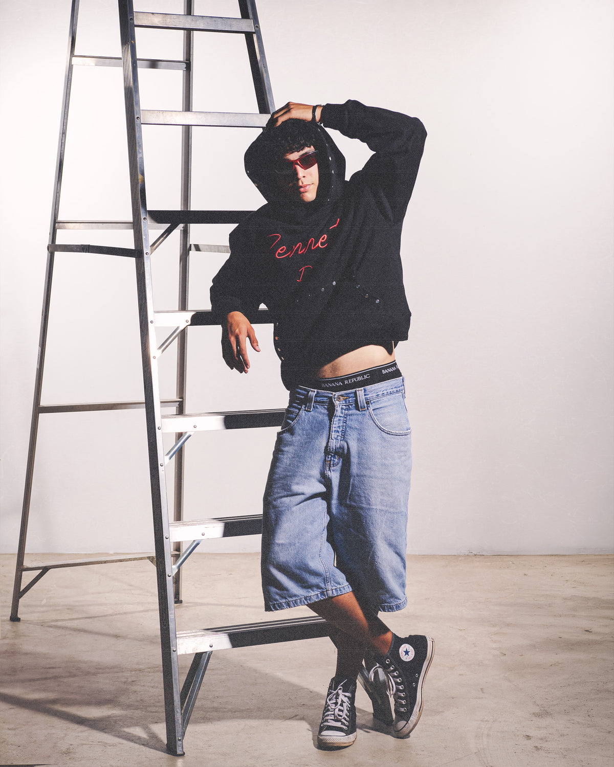 Modelo con hoodie Zennetti Dept. negro, cuerpo completo