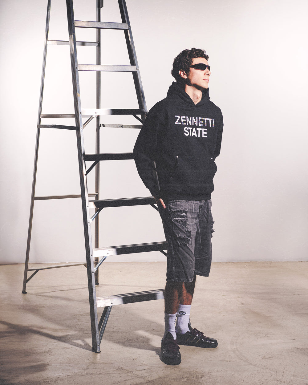 Hoodie Zennetti State negro, vista frontal con gráfico en el pecho